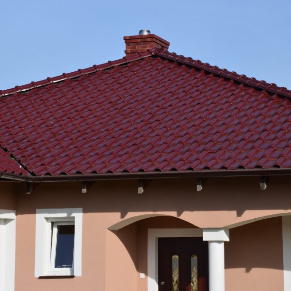 Pokrycie dachu dachówką Röben Plus w kolorze Trentino, harmonizującym z elewacją.